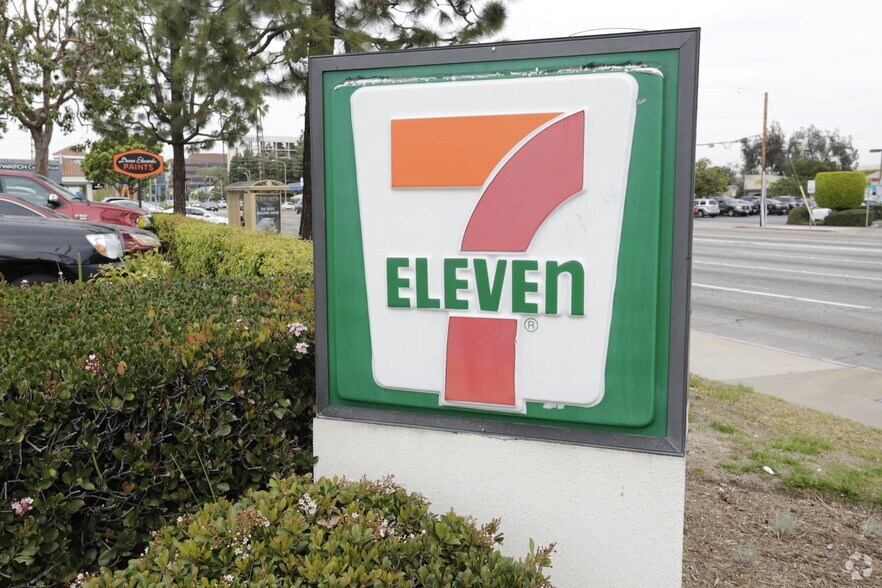More Photos Of 3001 Bristol St, Costa Mesa Storefront For Lease