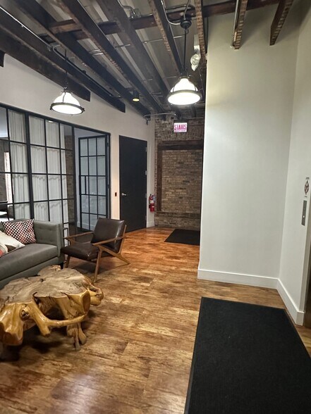 More Photos Of 646-648 N Clark St, Chicago Office For Lease