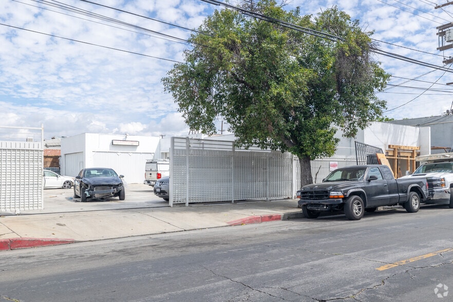 More Photos Of 18419-18421 1/2, Reseda Industrial For Lease