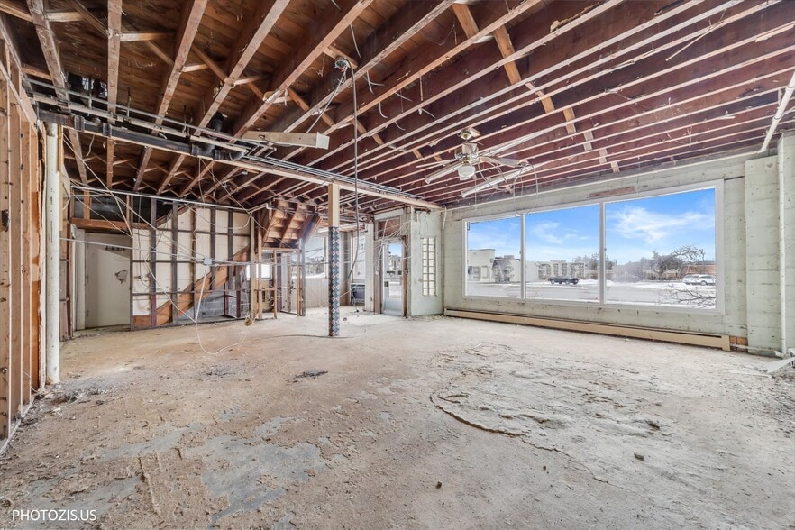 More Photos Of 122 W Northwest Hwy, Barrington Freestanding For Sale