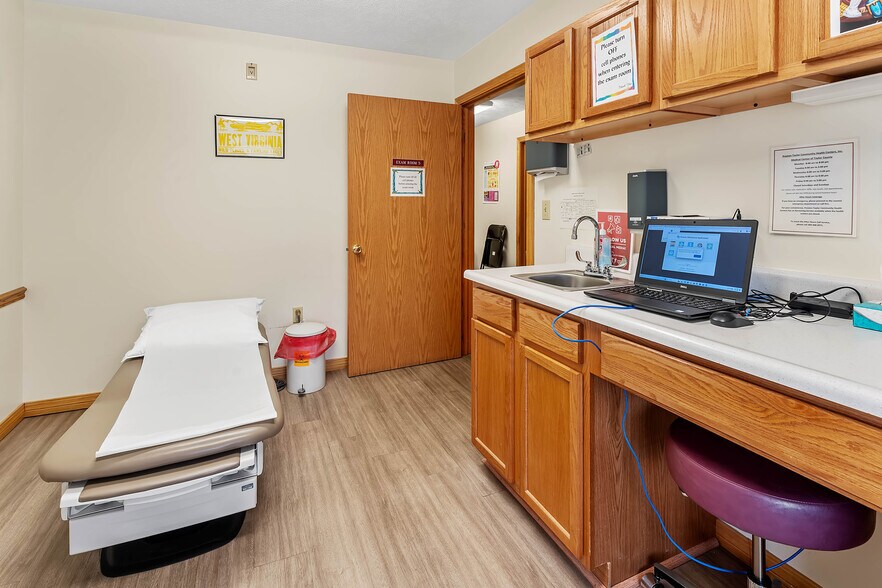 More Photos Of 725 N Pike St, Grafton Office For Sale
