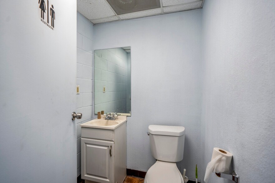 More Photos Of 80 Sorters McClellan rd, Kingwood Warehouse For Sale