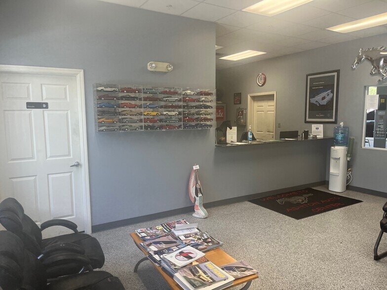 More Photos Of 4460-4514 McAshton St, Sarasota Warehouse For Sale