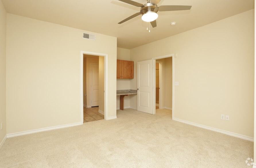 More Photos Of 2000 E Arapaho Rd, Richardson Apartments For Lease