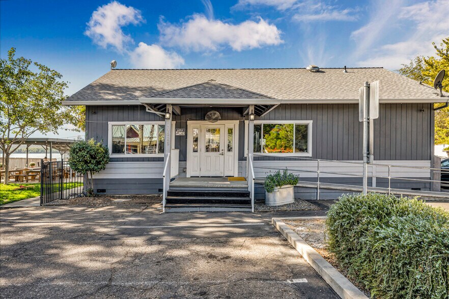 More Photos Of 14625 Lakeshore Dr, Clearlake Restaurant For Sale