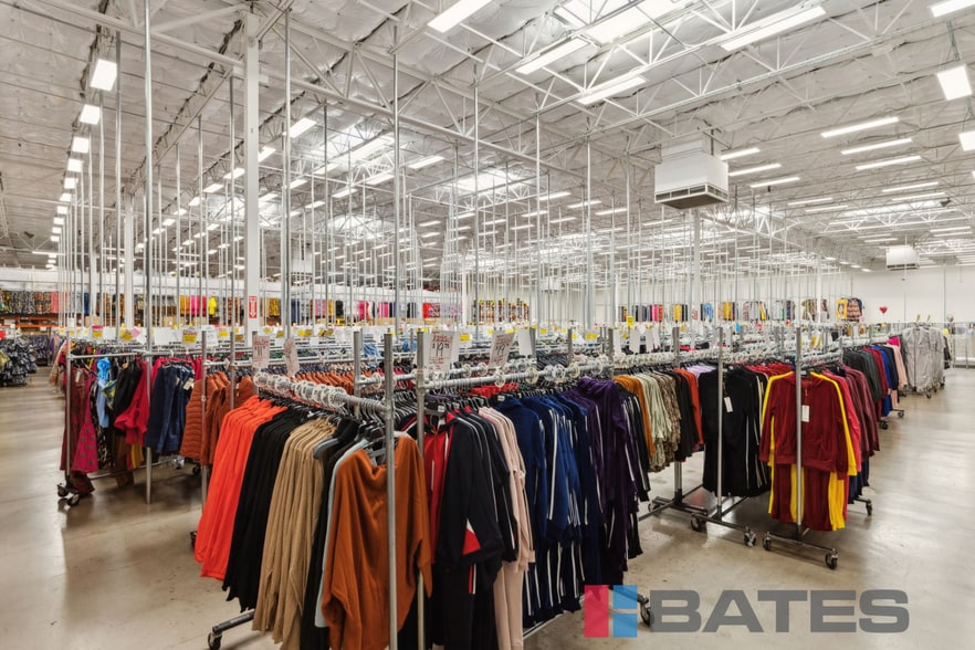 More Photos Of 8330 N Stemmons Fwy, Dallas Freestanding For Sale