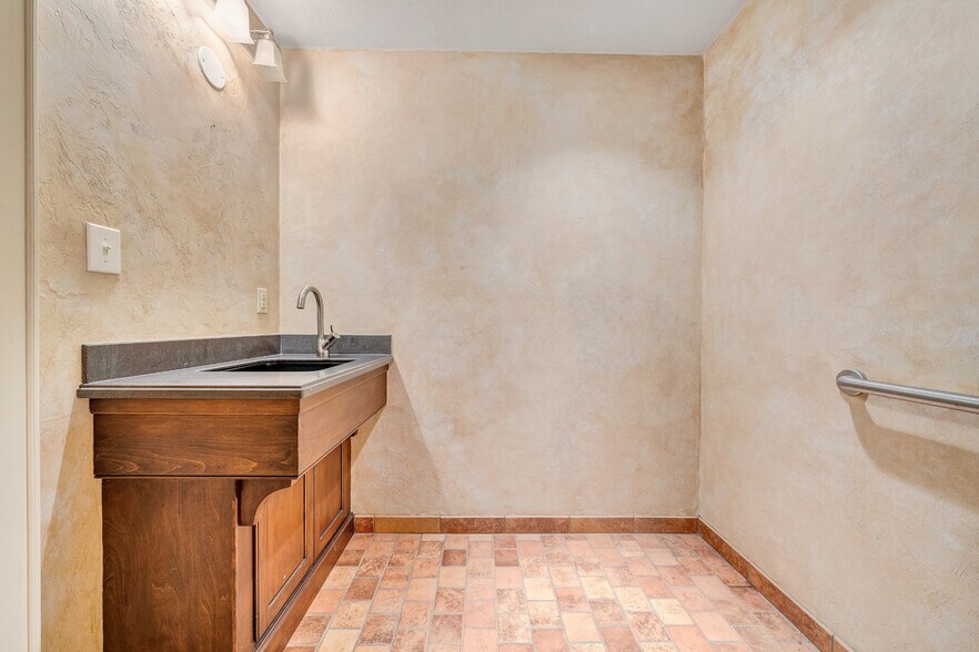 More Photos Of 12 Campbell Ave SE, Roanoke Storefront Retail Office For Sale