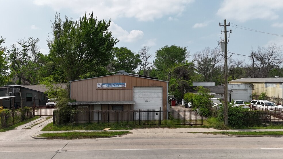 More Photos Of 8709 Irvington Blvd, Houston Warehouse For Sale