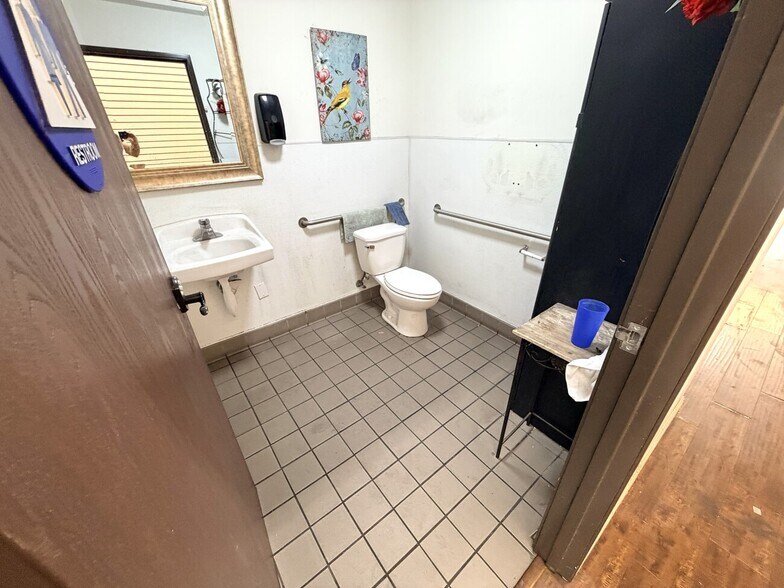 More Photos Of 951 Crocker St, Los Angeles Storefront Retail Office For Lease