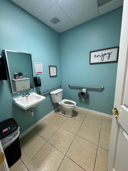 More Photos Of 610-628 SE Central Pky, Stuart Medical For Sale