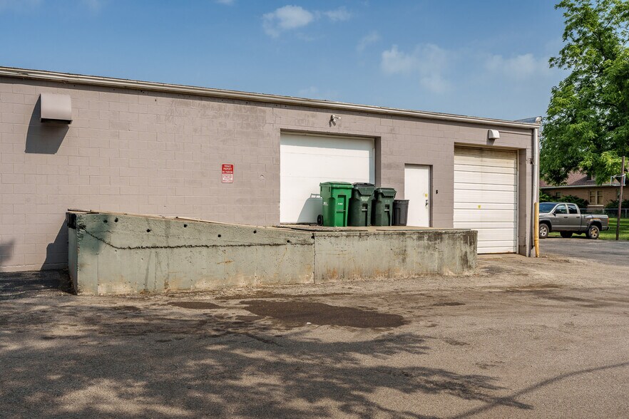 More Photos Of 415 N 3rd St, Rockford Light Distribution For Lease