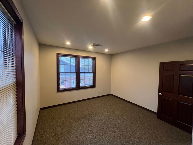 More Photos Of 1620 W Oak St, Zionsville Office For Lease