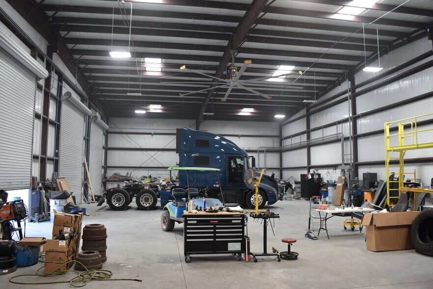 More Photos Of 6015 N US Highway 301, Tampa Warehouse For Lease