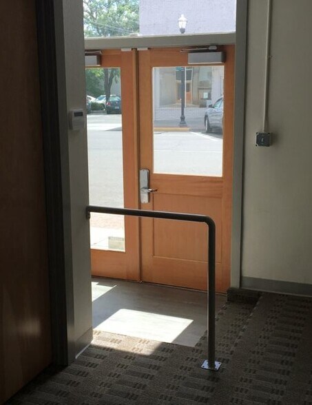 More Photos Of 323 E 2nd St, The Dalles Storefront Retail Office For Lease