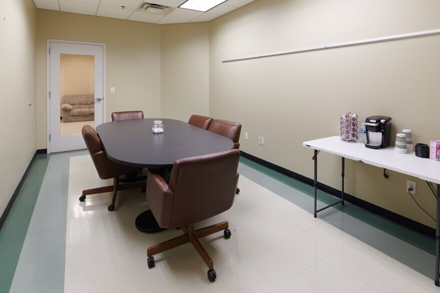 More Photos Of 2501 Boonslick Dr, Boonville Distribution For Lease