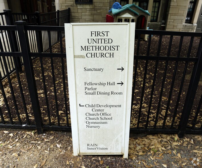 More Photos Of 501 N Tryon St, Charlotte Religious Facility For Lease