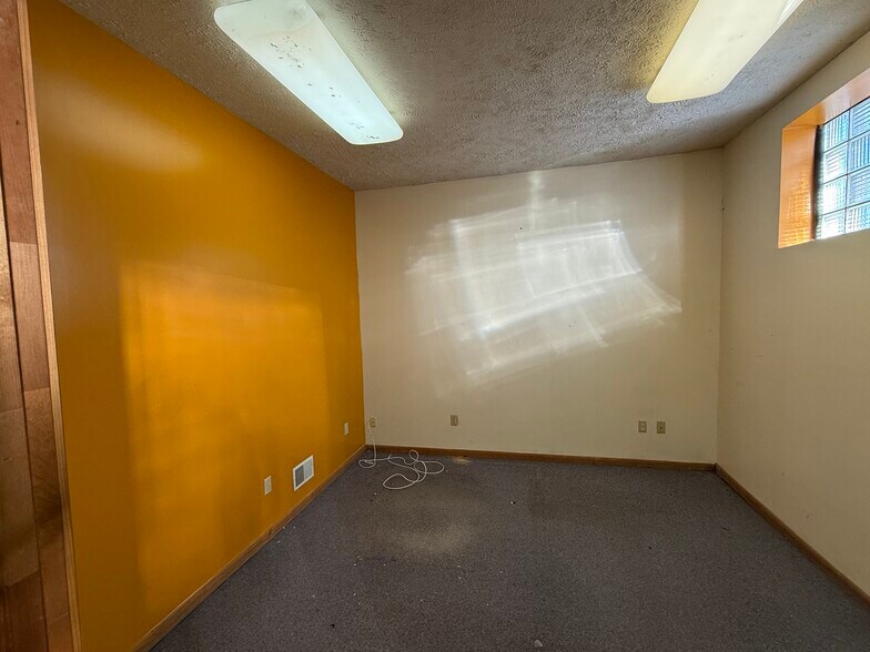 More Photos Of 108 Ball St, East Syracuse Flex For Lease
