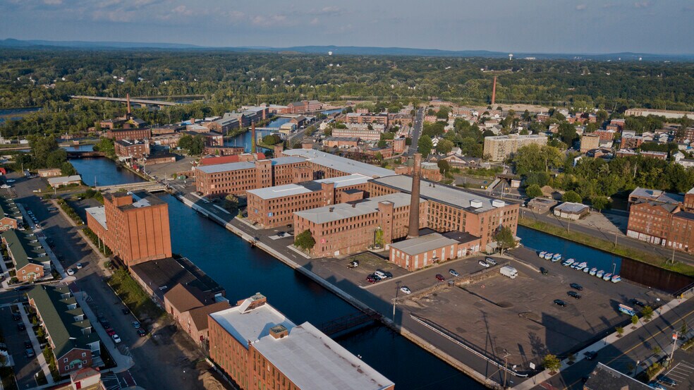 More Photos Of 4 Open Square Way, Holyoke Showroom For Lease