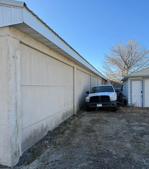 More Photos Of 104 11th St NE, Austin Warehouse For Lease