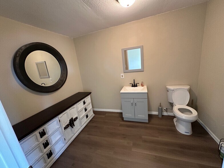 More Photos Of 45 N Commerical St, Glenns Ferry Storefront Retail Office For Sale