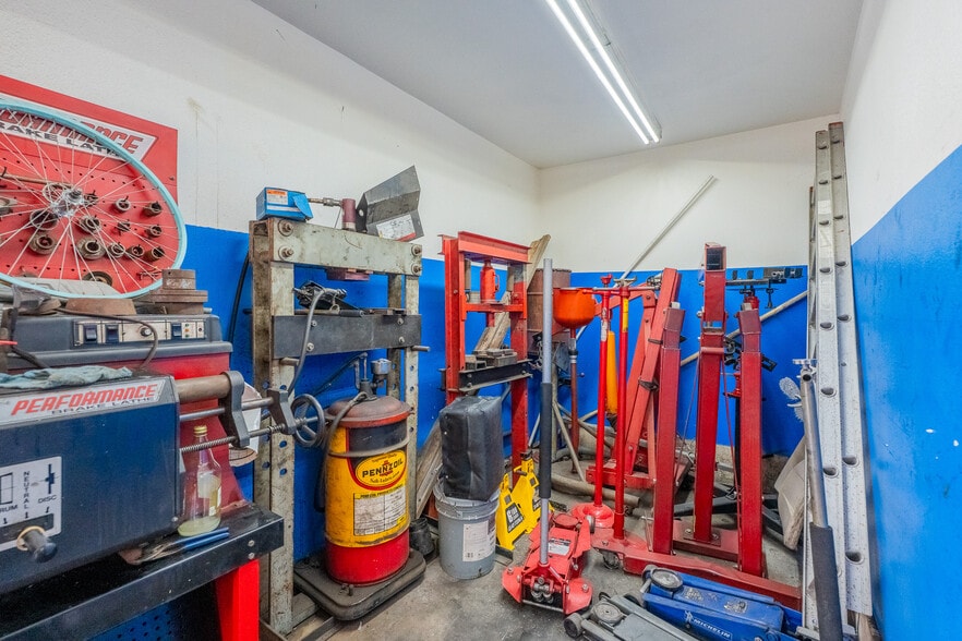 More Photos Of 16529 Lakewood Blvd, Bellflower Auto Repair For Sale