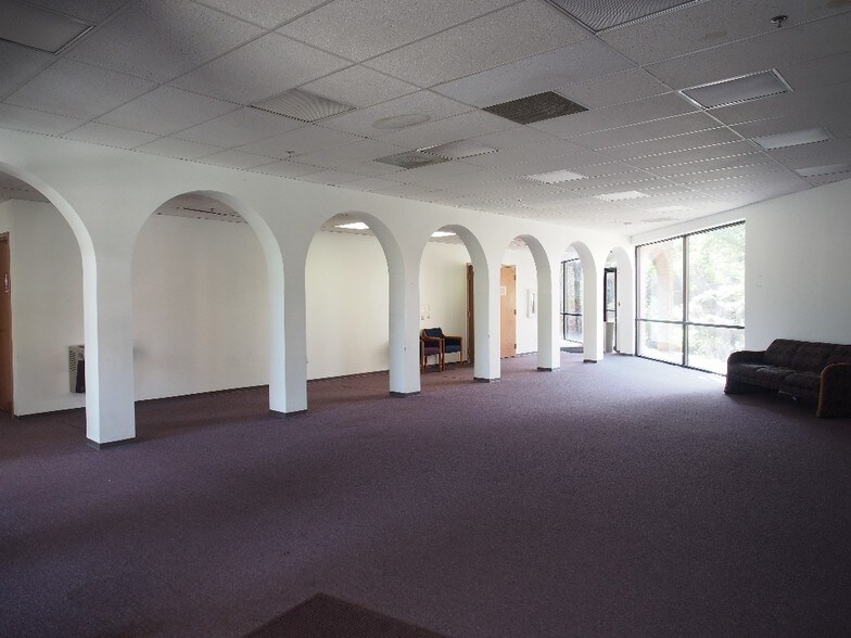 More Photos Of 329-331 S York Rd, Bensenville Daycare Center For Lease