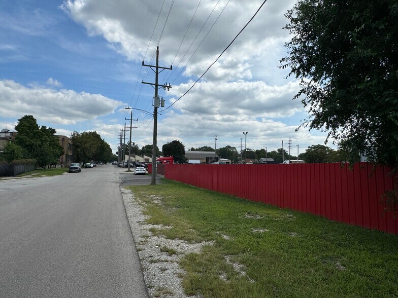 More Photos Of 644 W Park Ave, Aurora Truck Terminal For Sale