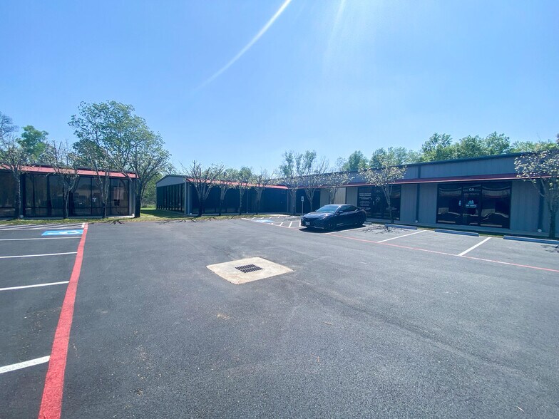 More Photos Of 16753 Donwick Dr, Conroe Warehouse For Lease