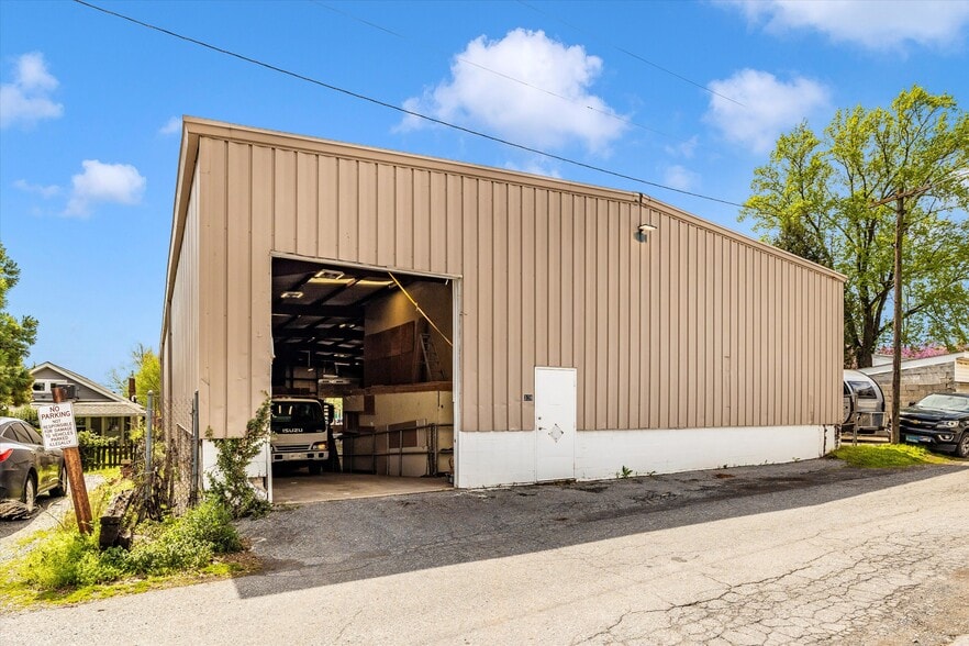 More Photos Of 329 E 2nd St, Frederick Warehouse For Lease