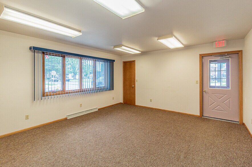 More Photos Of 104 S Main St, Marion Office For Sale