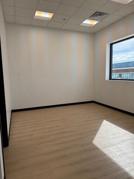 More Photos Of 205 E Morrissey Dr, Elkhorn Warehouse For Lease