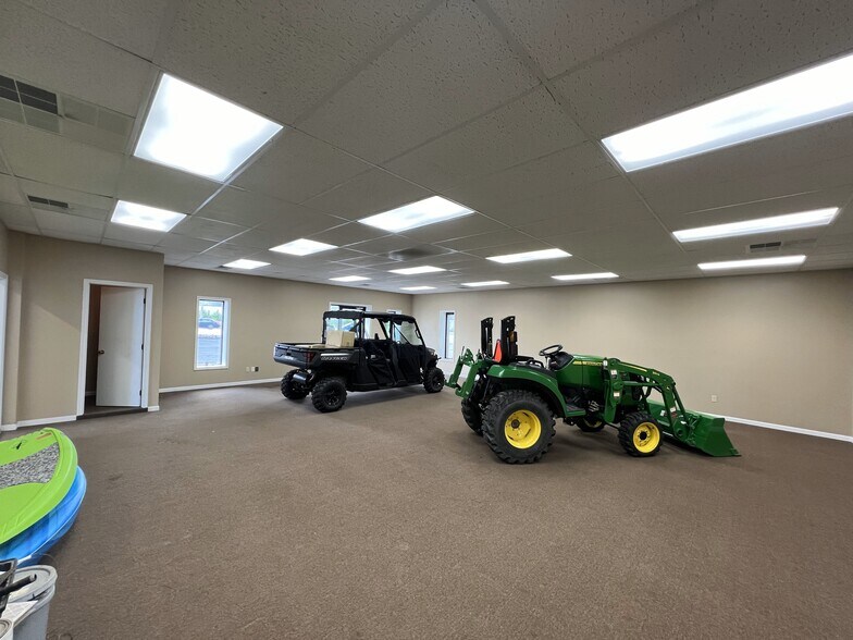 More Photos Of 3305 E Washington Blvd, Fort Wayne Warehouse For Lease