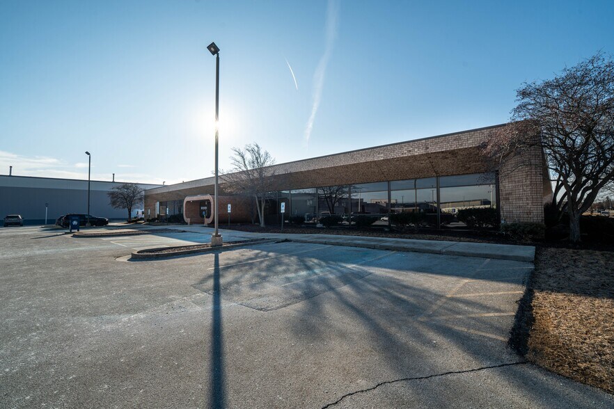 More Photos Of 7630 S 10th St, Oak Creek Office For Sale