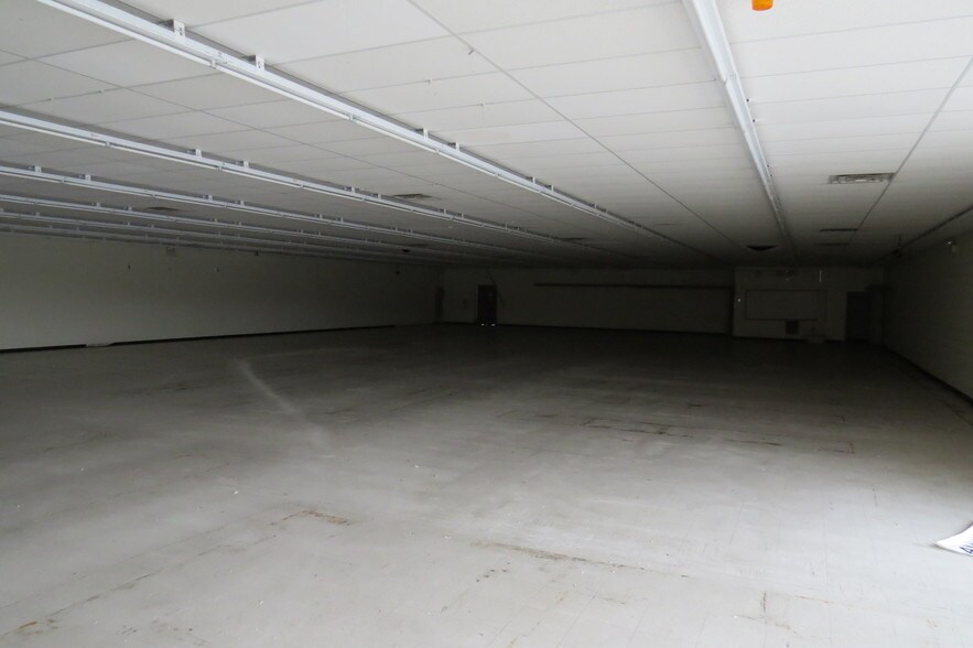 More Photos Of 5916 W State Road 10, Demotte Department Store For Sale