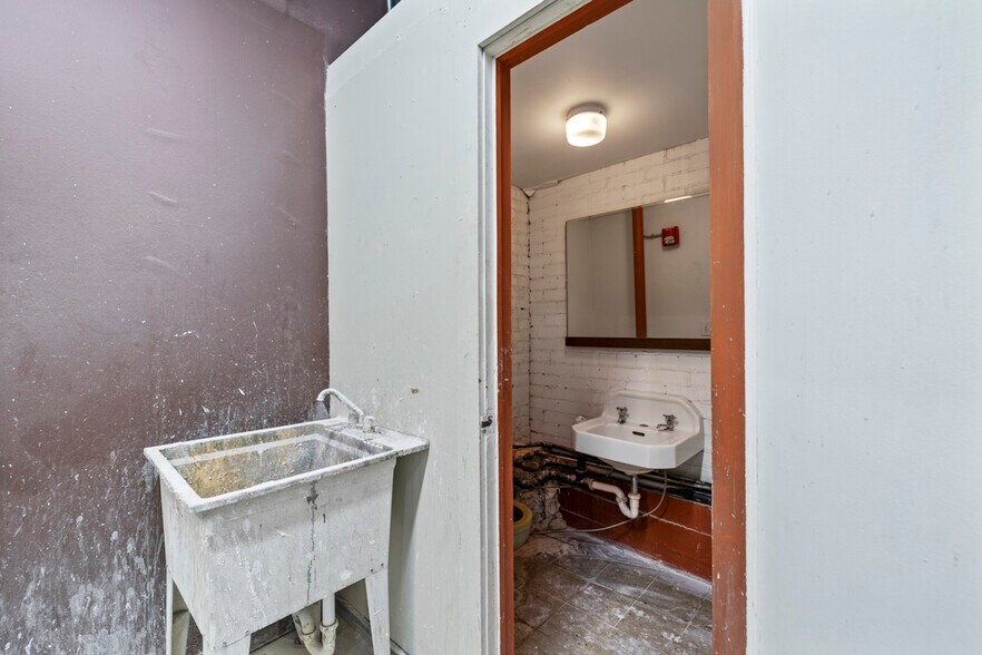 More Photos Of 133 W 4th St, Loveland Freestanding For Lease