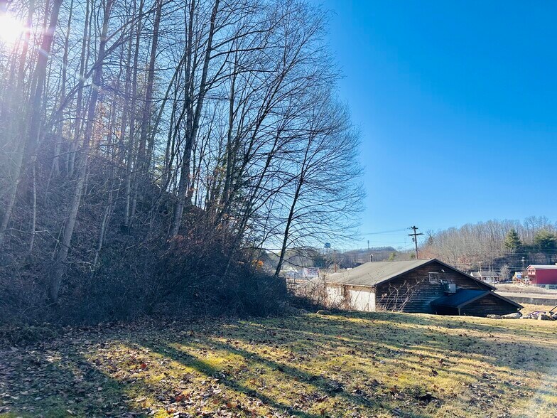 More Photos Of 178 Old Fayette rd, Oak Hill Showroom For Sale
