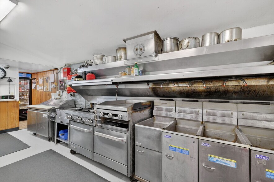 More Photos Of 2396 N Country Road 470, Lake Panasoffkee General Retail For Sale