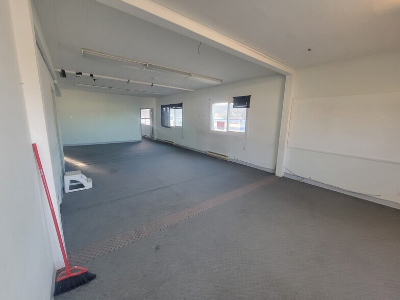 More Photos Of 3861 15th Av, Prince George Storefront Retail Office For Lease