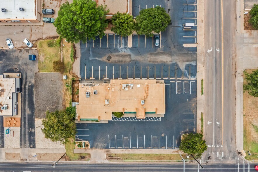 More Photos Of 7902 Slide Rd, Lubbock Veterinarian Kennel For Lease