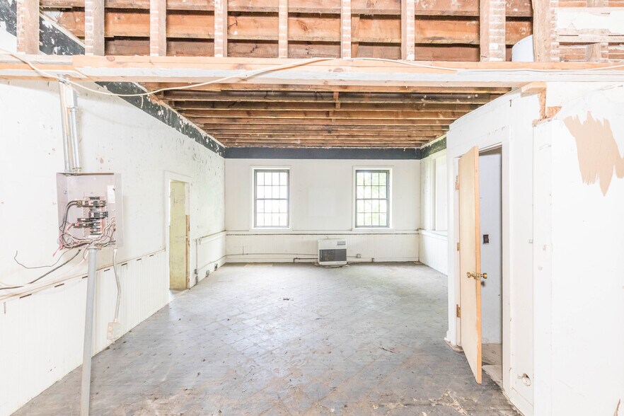 More Photos Of 1340 W Main St, Wytheville Loft Creative Space For Sale