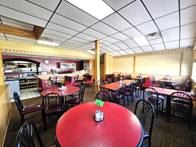 More Photos Of 1902 N Merrill Ave, Glendive Showroom For Sale