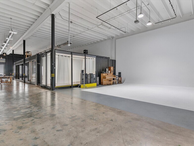 More Photos Of 251-253 NE 69th St, Miami Warehouse For Lease