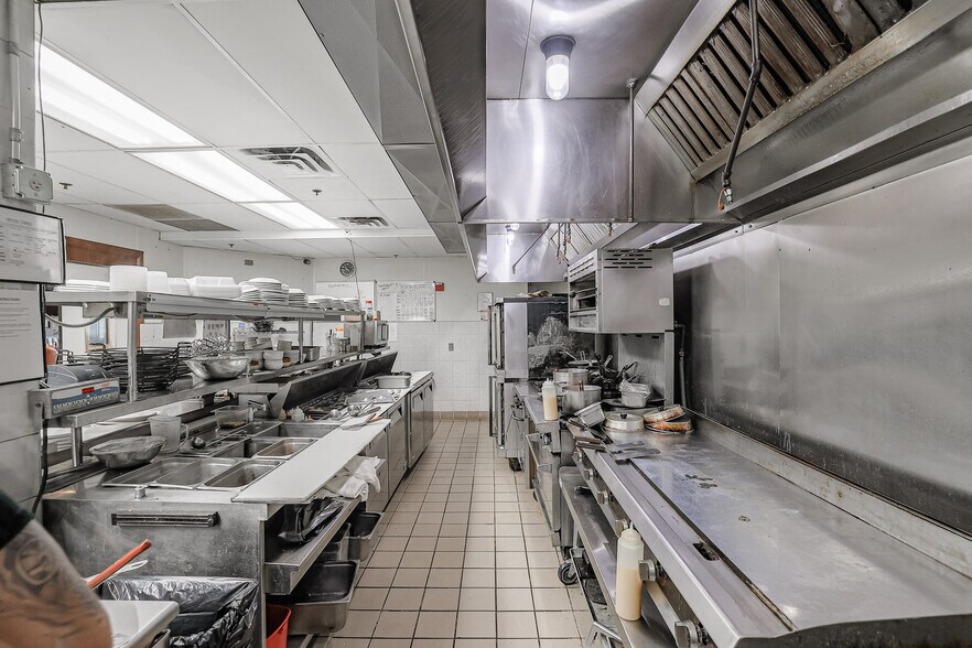 More Photos Of 27W371 North Ave, West Chicago Restaurant For Sale