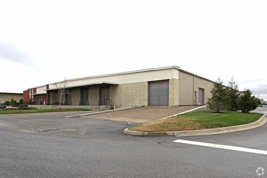 More Photos Of 7635 National Tpke, Louisville Warehouse For Lease