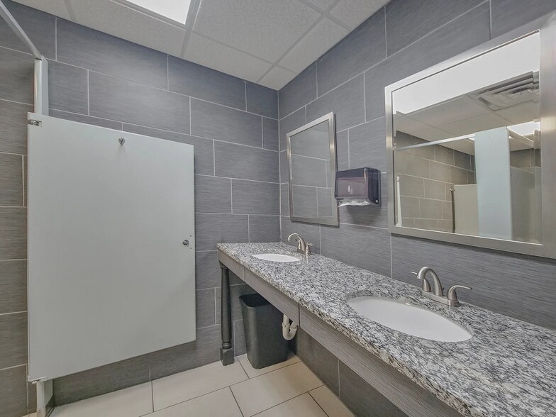 More Photos Of 6001 Nw Expressway, Oklahoma City Office For Sale