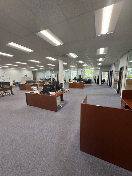 More Photos Of 880 N Wood Dale Rd, Wood Dale Warehouse For Lease