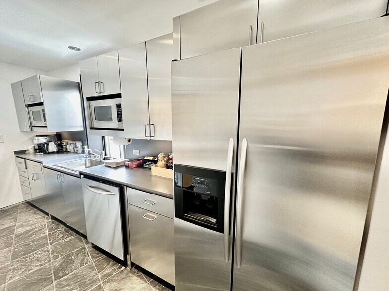 More Photos Of 12 Havemeyer Pl, Greenwich Office For Lease