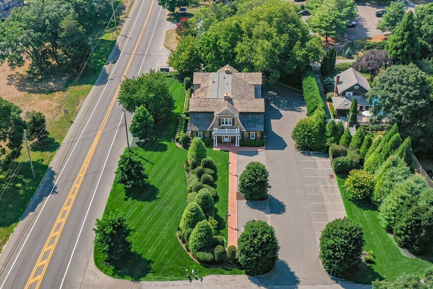 More Photos Of 26 Montauk Hwy, East Hampton Office For Sale