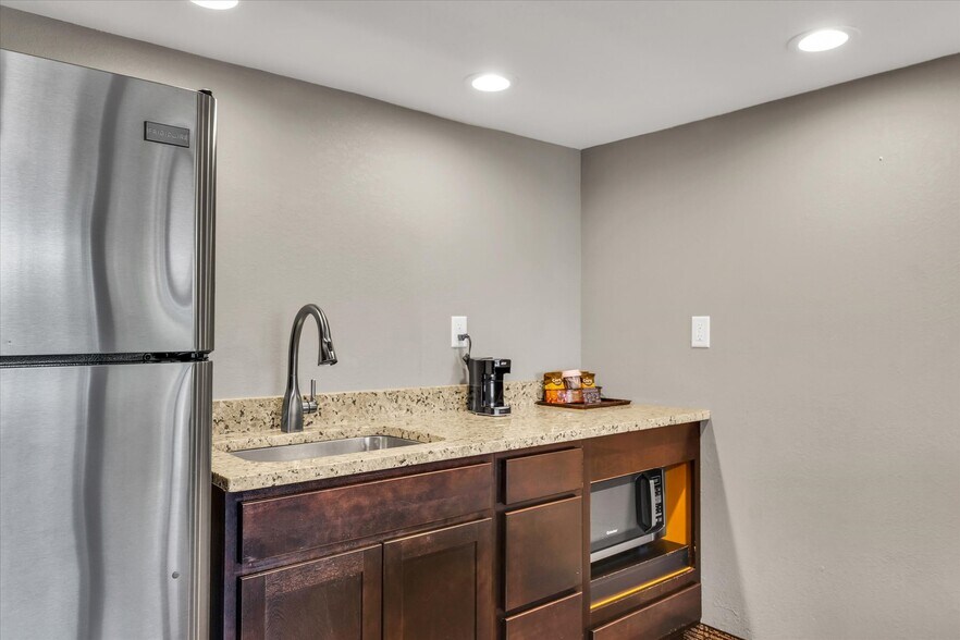 More Photos Of 1907 N Cunningham Ave, Urbana Hotel For Sale