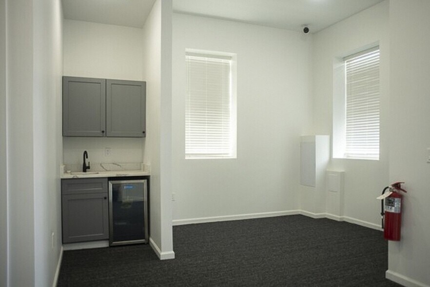 More Photos Of 170 Sedore Ave, Fairview Warehouse For Lease